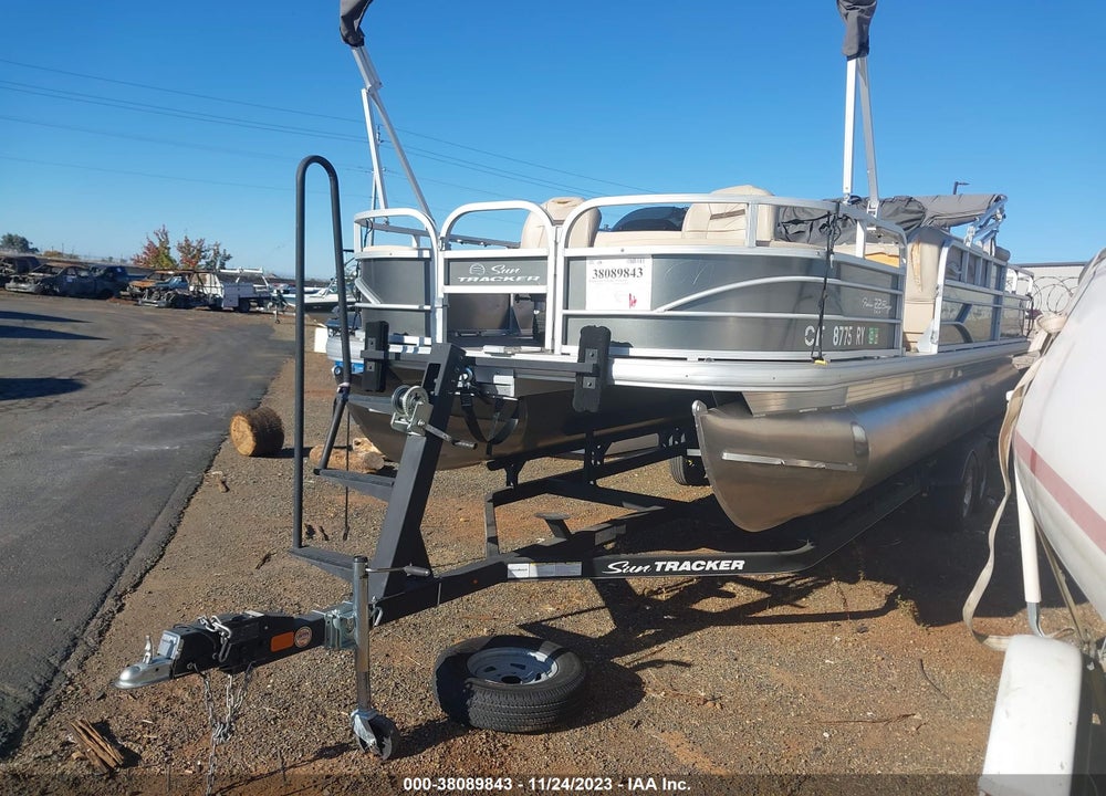 2017 TRACKER PH30 PONTOON BOAT VIN: BUJ36861G617
