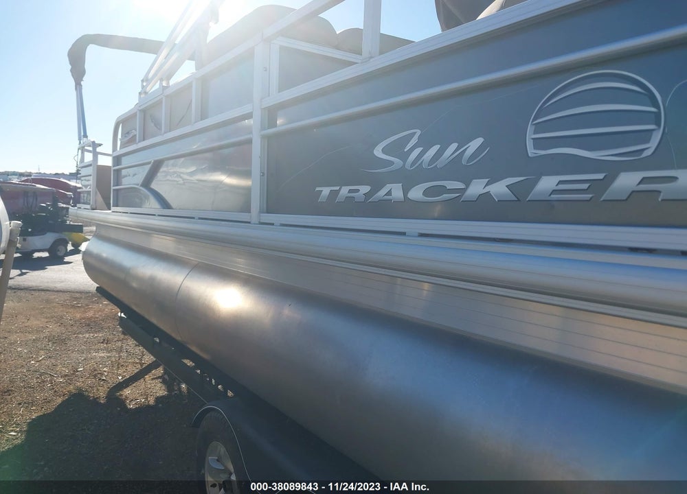 2017 TRACKER PH30 PONTOON BOAT VIN: BUJ36861G617