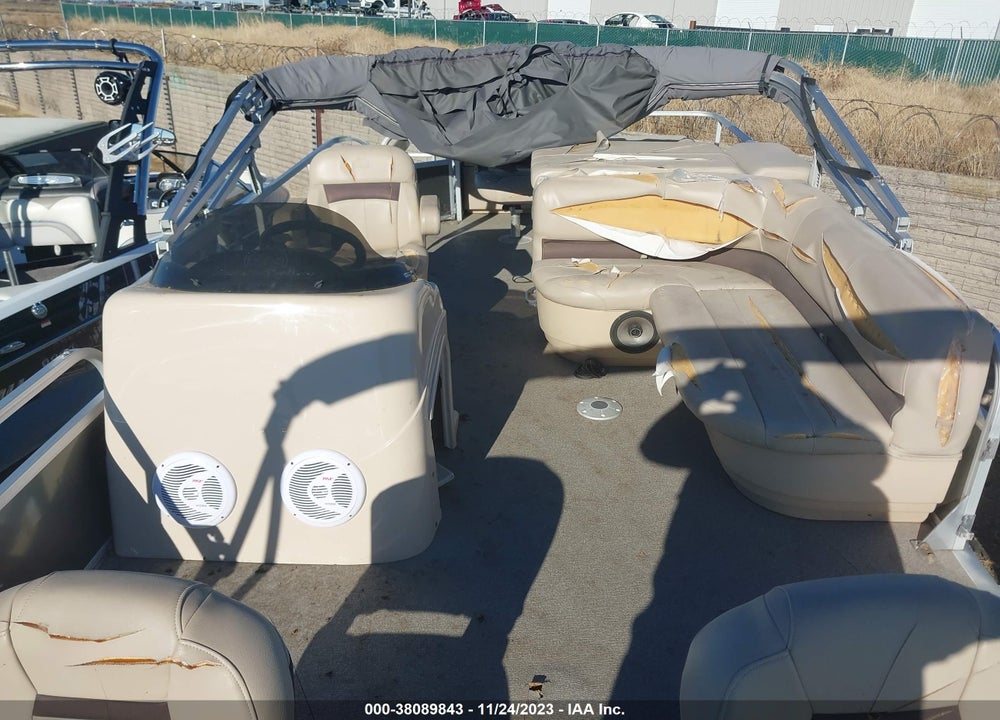 2017 TRACKER PH30 PONTOON BOAT VIN: BUJ36861G617