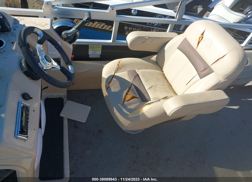 2017 TRACKER PH30 PONTOON BOAT VIN: BUJ36861G617