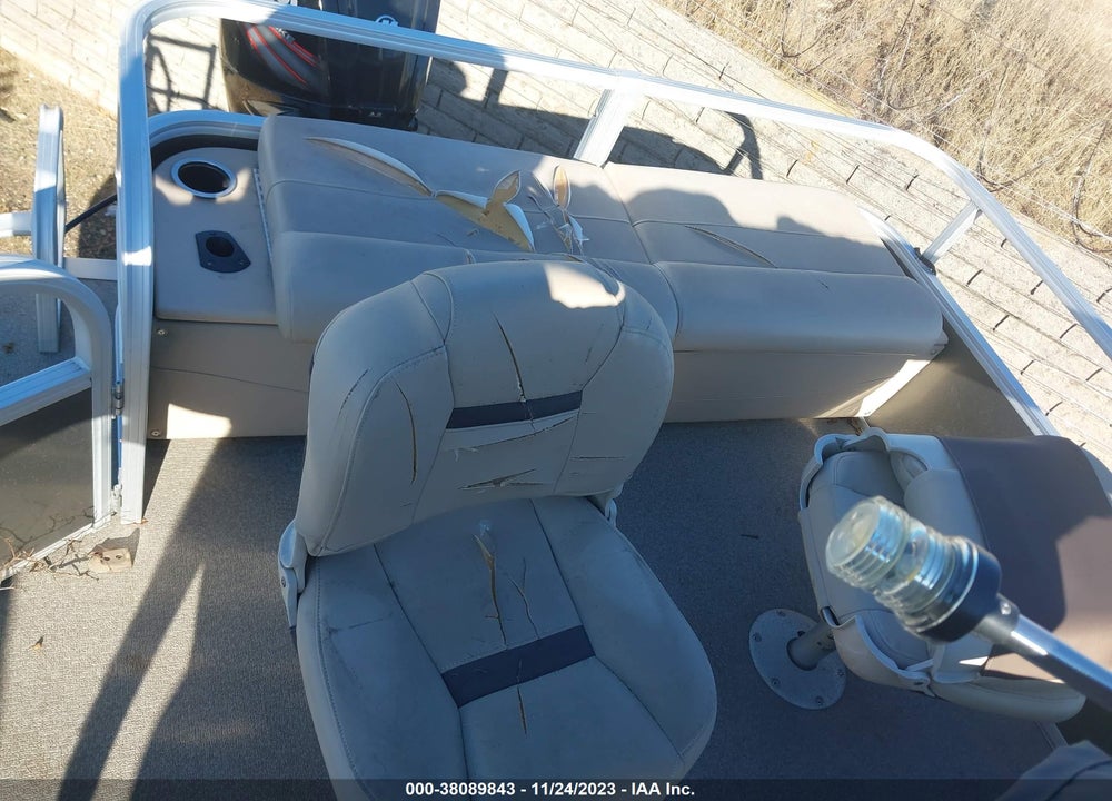 2017 TRACKER PH30 PONTOON BOAT VIN: BUJ36861G617
