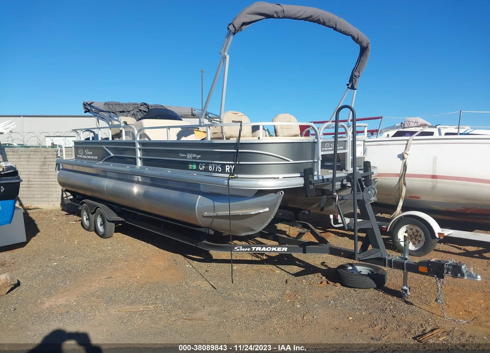 2017 TRACKER PH30 PONTOON BOAT VIN: BUJ36861G617