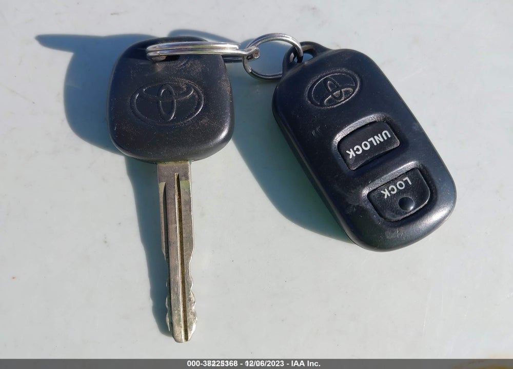 2001 TOYOTA CAMRY LE VIN: JT2BG22K210603931