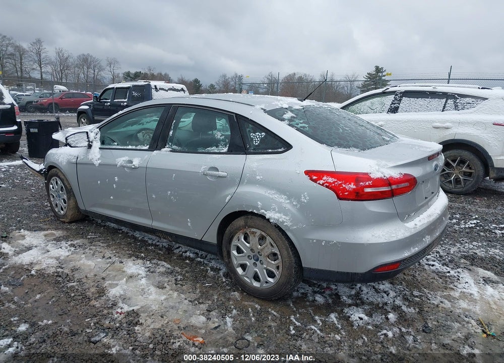2015 FORD FOCUS SE VIN: 1FADP3F25FL250452