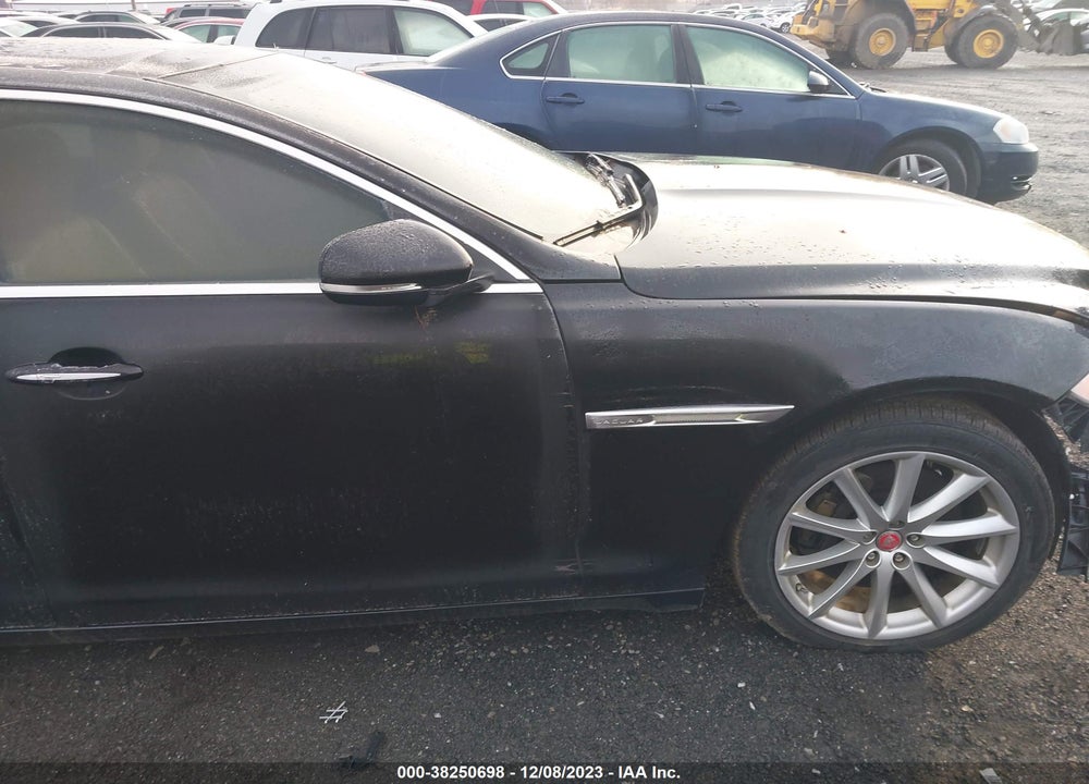 2014 JAGUAR XJ VIN: SAJWA1CZXE8V74400