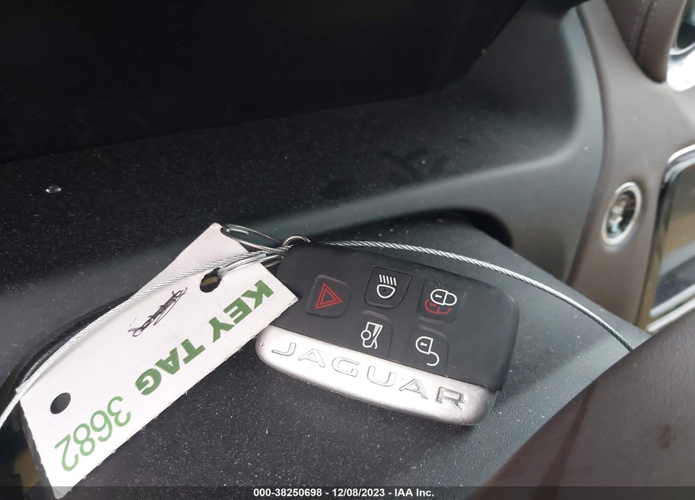 2014 JAGUAR XJ VIN: SAJWA1CZXE8V74400