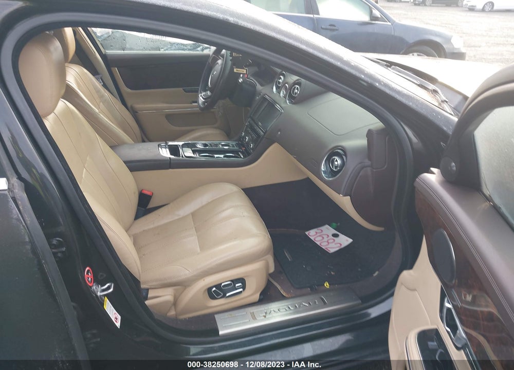 2014 JAGUAR XJ VIN: SAJWA1CZXE8V74400