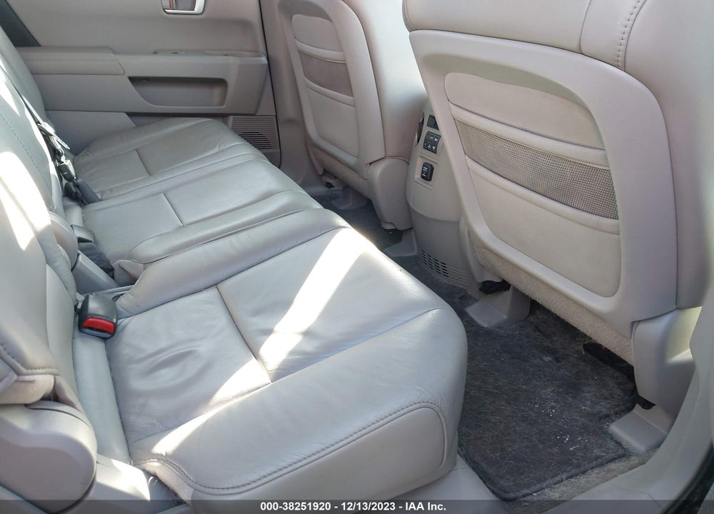 2011 HONDA PILOT EX-L VIN: 5FNYF4H56BB064010