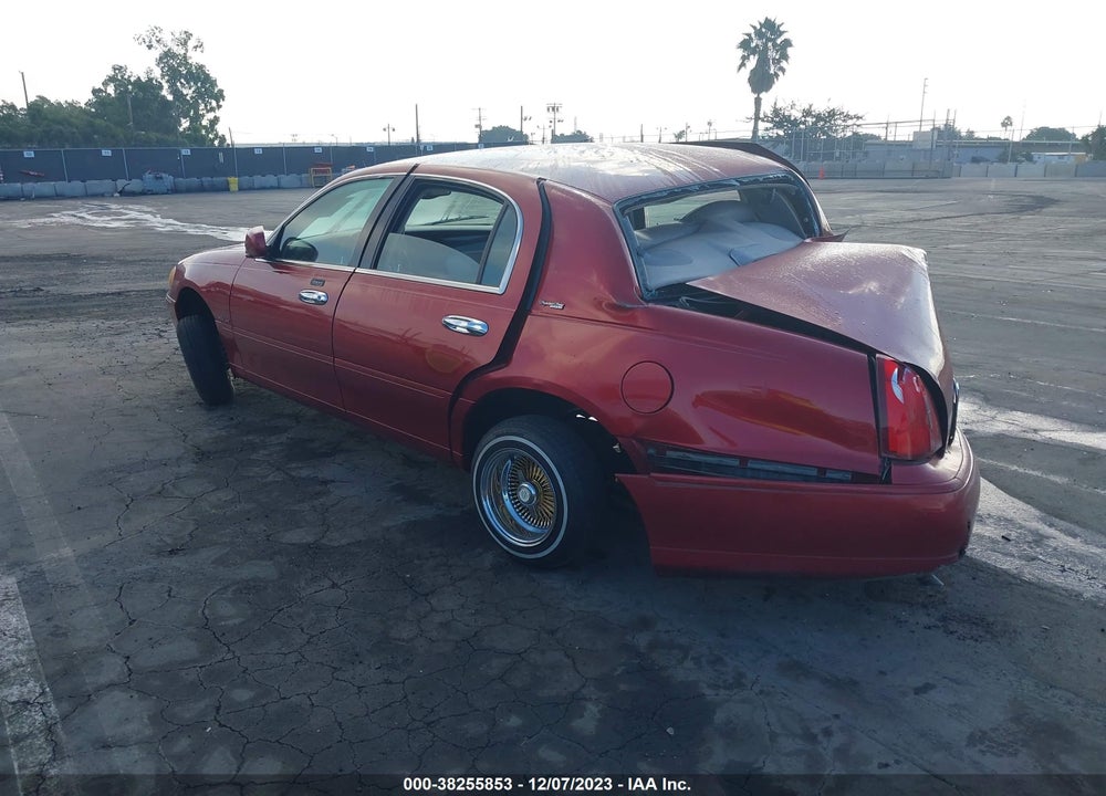 1999 LINCOLN TOWN CAR SIGNATURE VIN: 1LNHM82W1XY666492