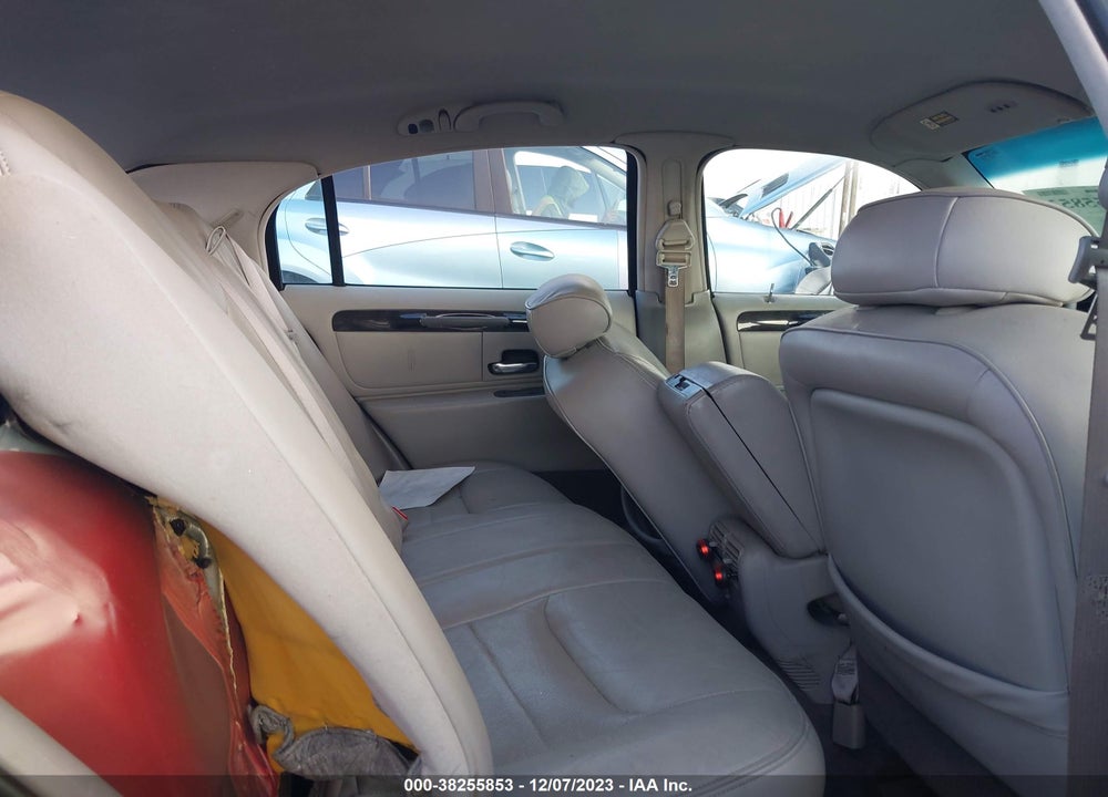 1999 LINCOLN TOWN CAR SIGNATURE VIN: 1LNHM82W1XY666492
