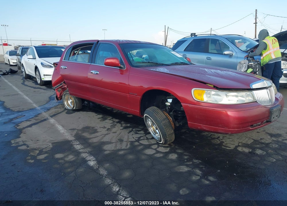 1999 LINCOLN TOWN CAR SIGNATURE VIN: 1LNHM82W1XY666492