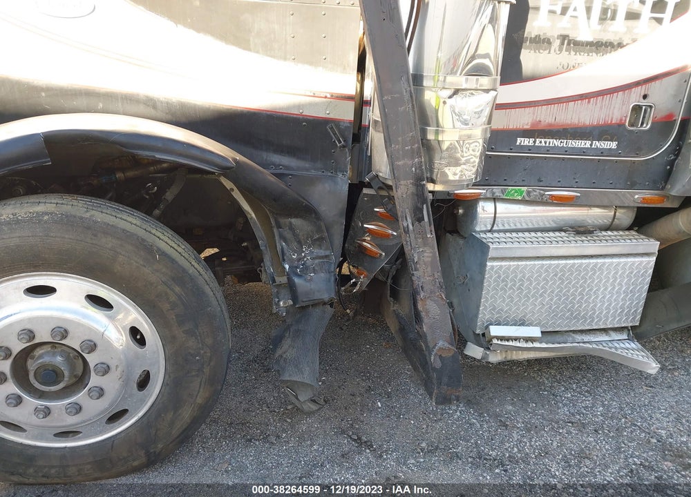 1996 PETERBILT 379 VIN: 1XP5DB9X9TN413823