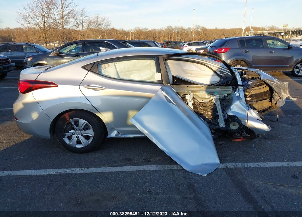 2016 HYUNDAI ELANTRA SE VIN: 5NPDH4AE5GH676145