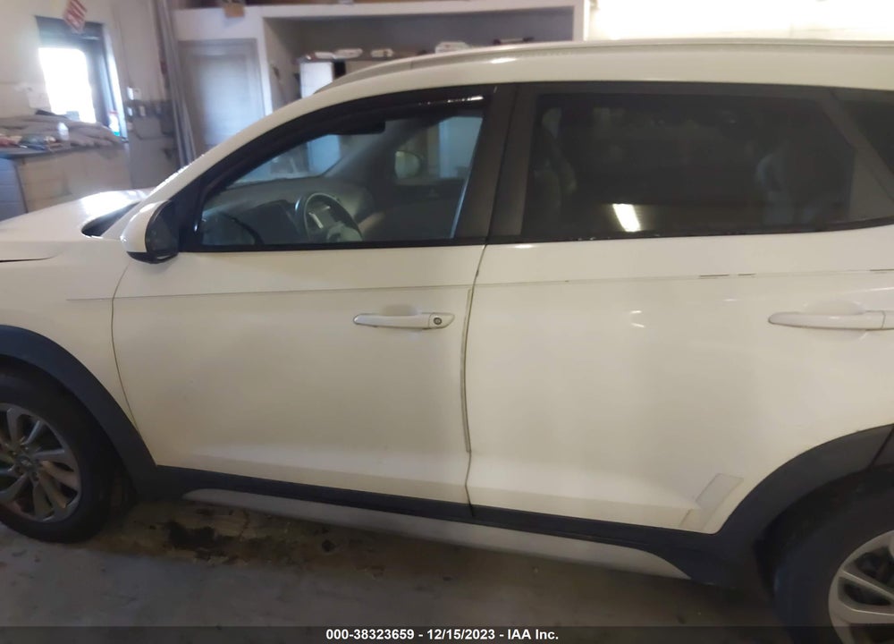 2017 HYUNDAI TUCSON SE VIN: KM8J33A40HU383372