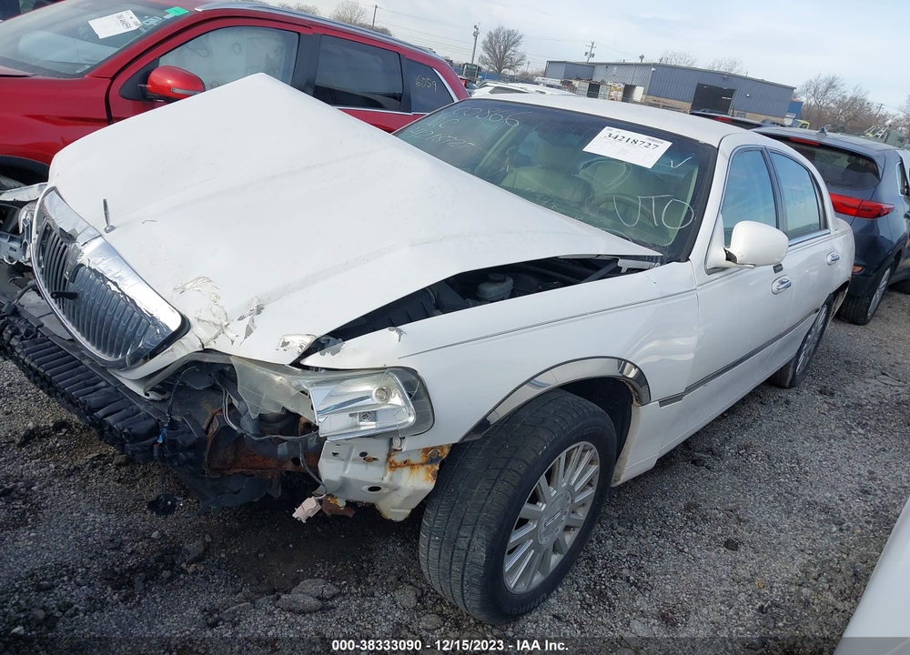 2004 LINCOLN TOWN CAR SIGNATURE VIN: 1LNHM81W94Y683618