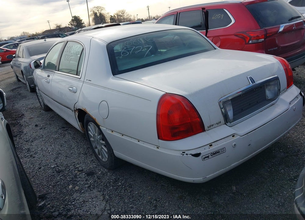 2004 LINCOLN TOWN CAR SIGNATURE VIN: 1LNHM81W94Y683618