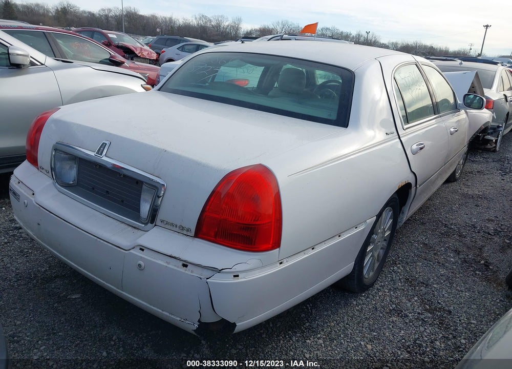 2004 LINCOLN TOWN CAR SIGNATURE VIN: 1LNHM81W94Y683618