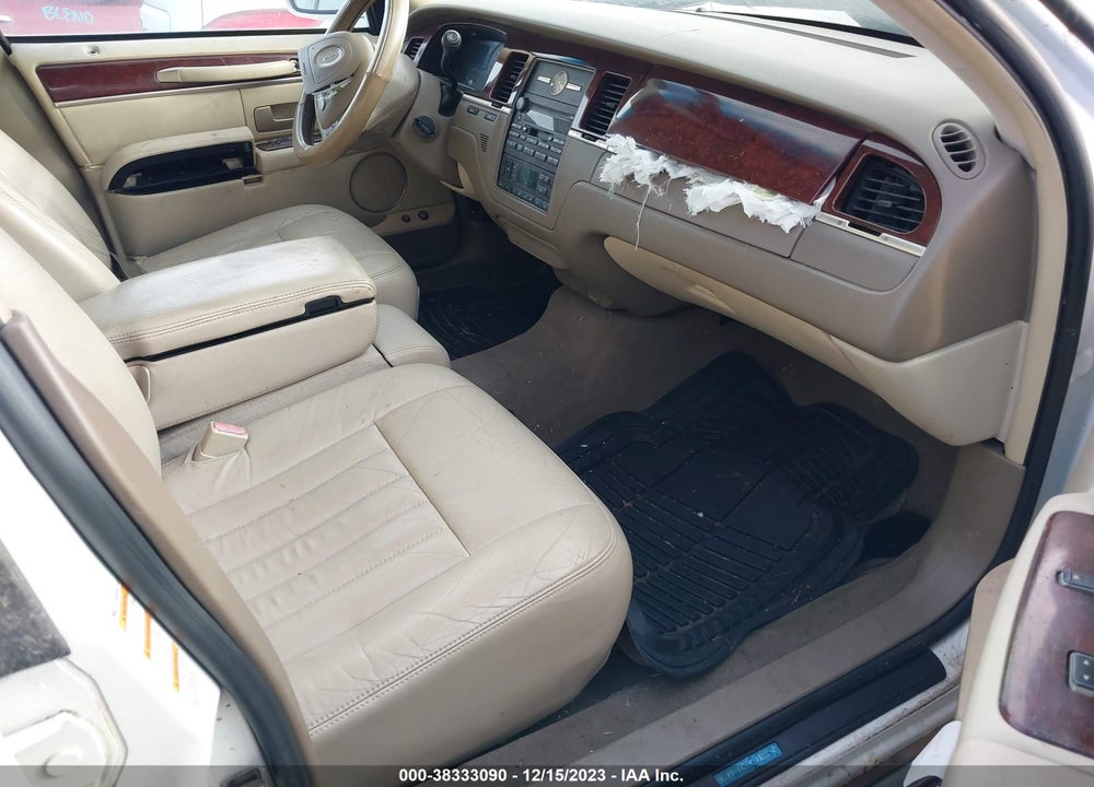 2004 LINCOLN TOWN CAR SIGNATURE VIN: 1LNHM81W94Y683618