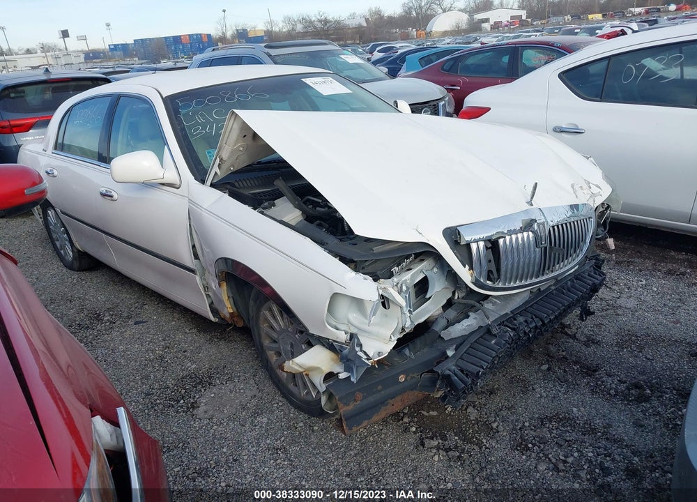 2004 LINCOLN TOWN CAR SIGNATURE VIN: 1LNHM81W94Y683618