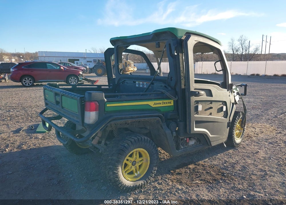 2022 JOHN DEERE XUV835M GATOR VIN: 1M0835RDVNM050304