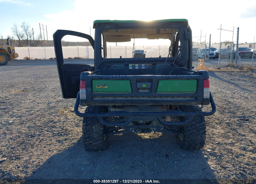2022 JOHN DEERE XUV835M GATOR VIN: 1M0835RDVNM050304
