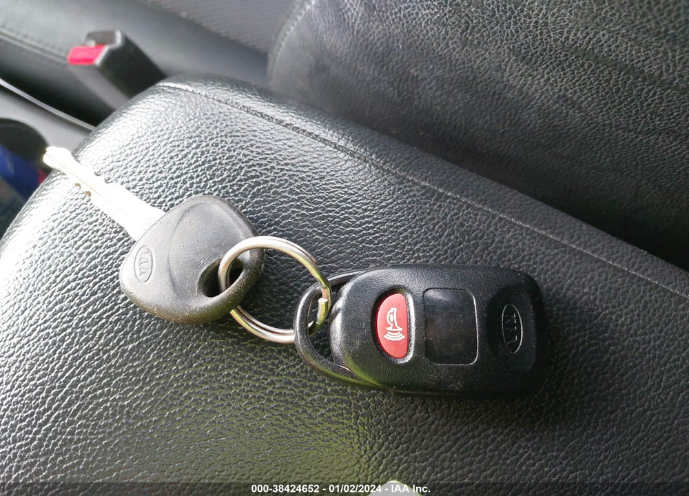 2009 KIA OPTIMA VIN: KNAGE224795351383