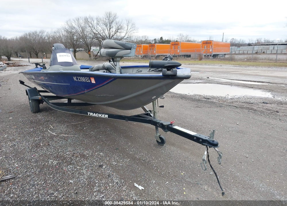2014 BASSTRACKER PRO TEAM 175TF AND TRAILER VIN: BUJ24355D414