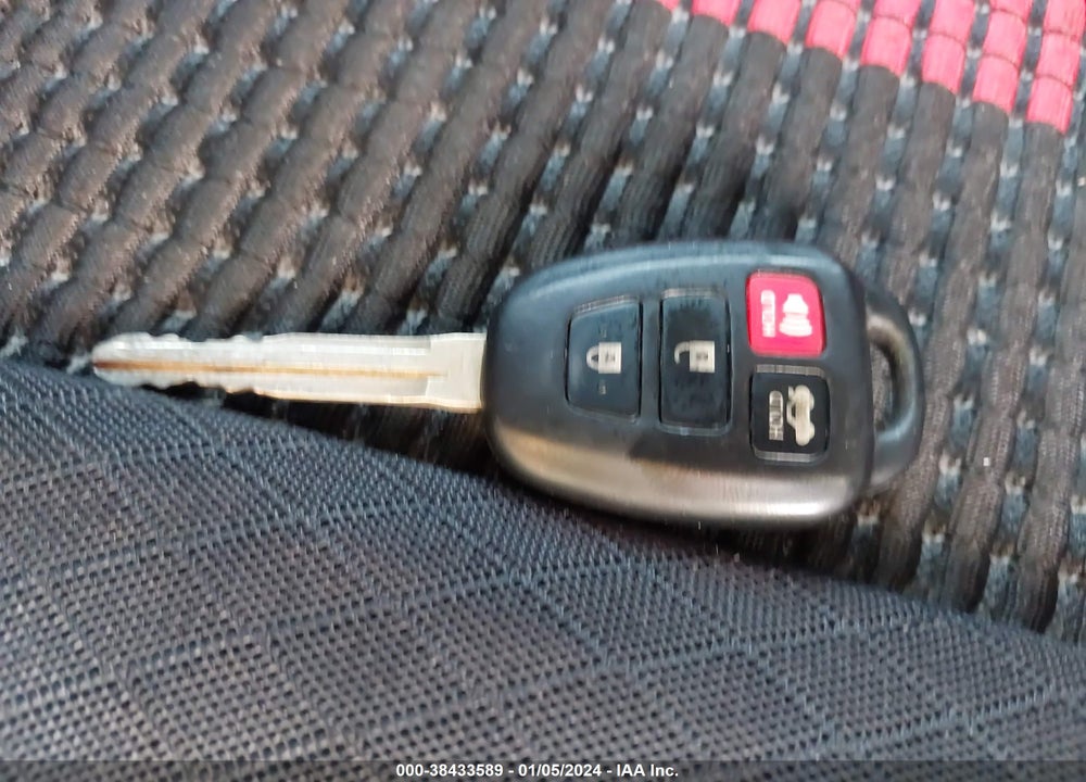 2015 TOYOTA COROLLA LE VIN: 2T1BURHE8FC324703