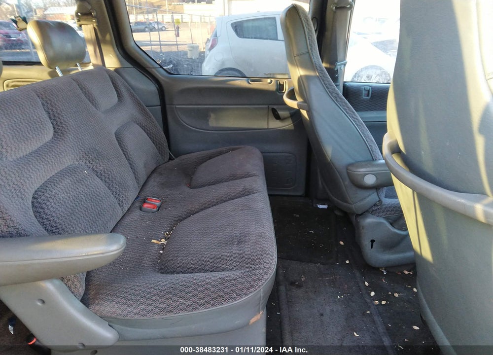 2000 DODGE GRAND CARAVAN VIN: 2B4GP2430YR584473