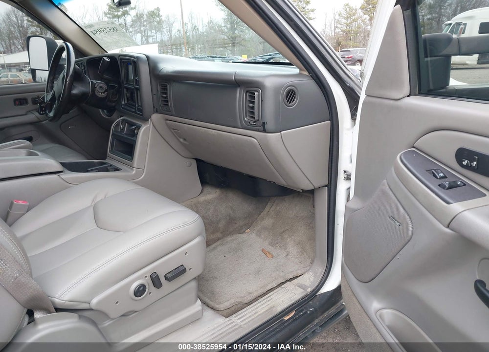 2004 CHEVROLET TAHOE LT VIN: 1GNEK13Z24J138615