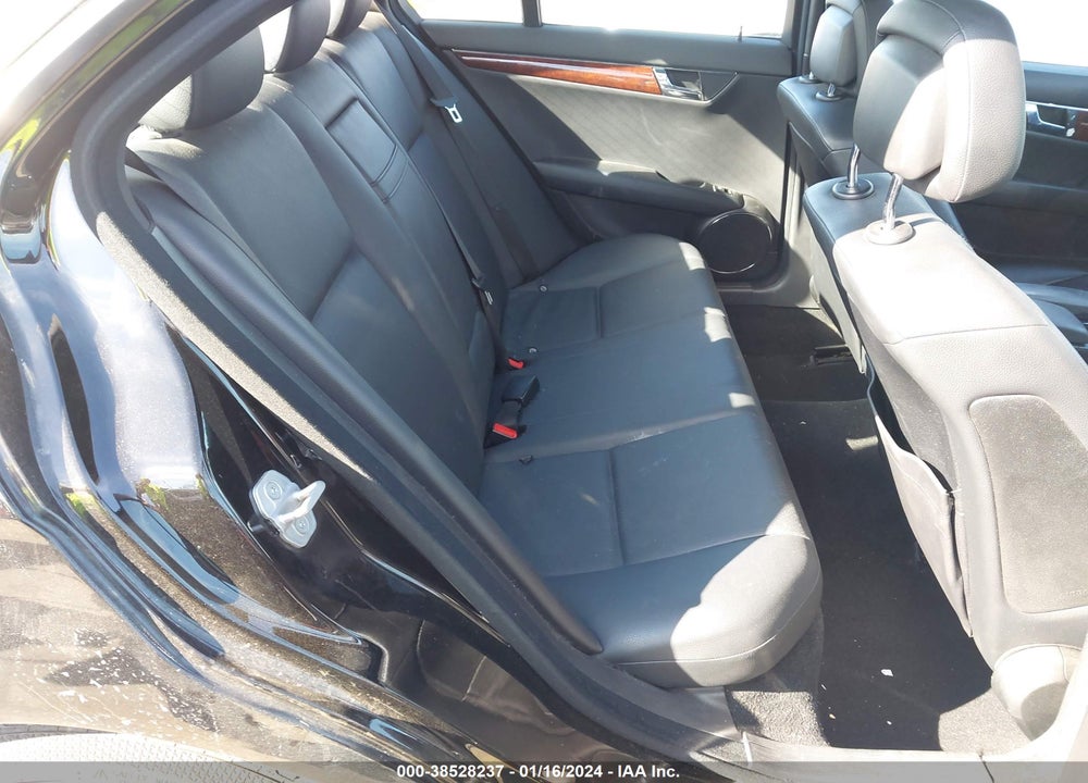 2010 MERCEDES-BENZ C 300 LUXURY/SPORT VIN: WDDGF5EB2AR121460