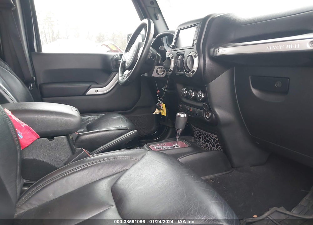 2017 JEEP WRANGLER UNLIMITED SAHARA VIN: 1C4HJWEGXHL586385