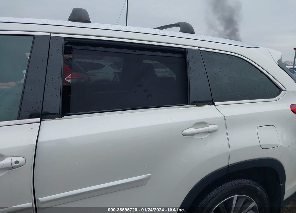 2018 TOYOTA HIGHLANDER XLE VIN: 5TDJZRFH7JS532128