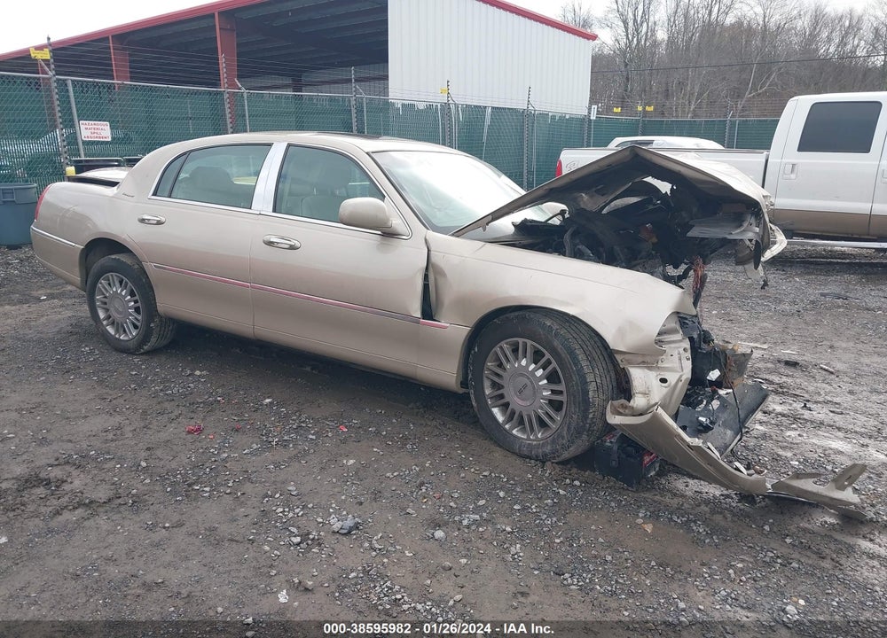 2006 LINCOLN TOWN CAR DESIGNER SERIES VIN: 1LNHM83VX6Y613990