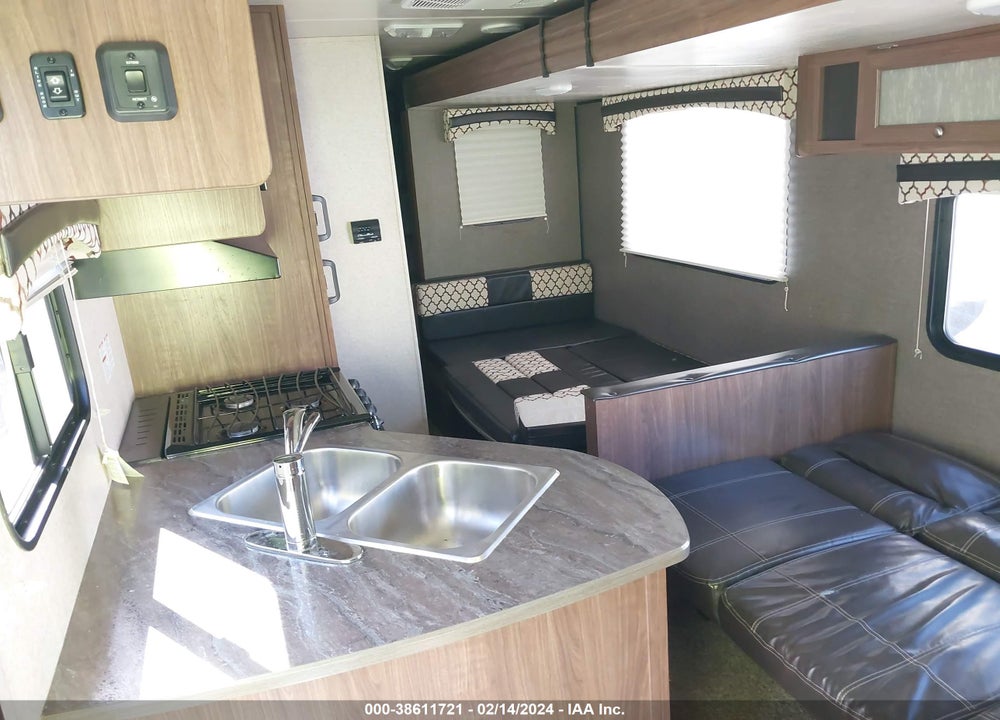 2018 PROWLER 30LX VIN: 5SFPB332XJE359512