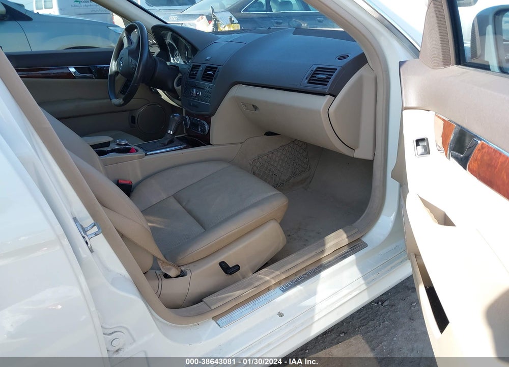 2011 MERCEDES-BENZ C 300 LUXURY/SPORT VIN: WDDGF5EB9BR173802