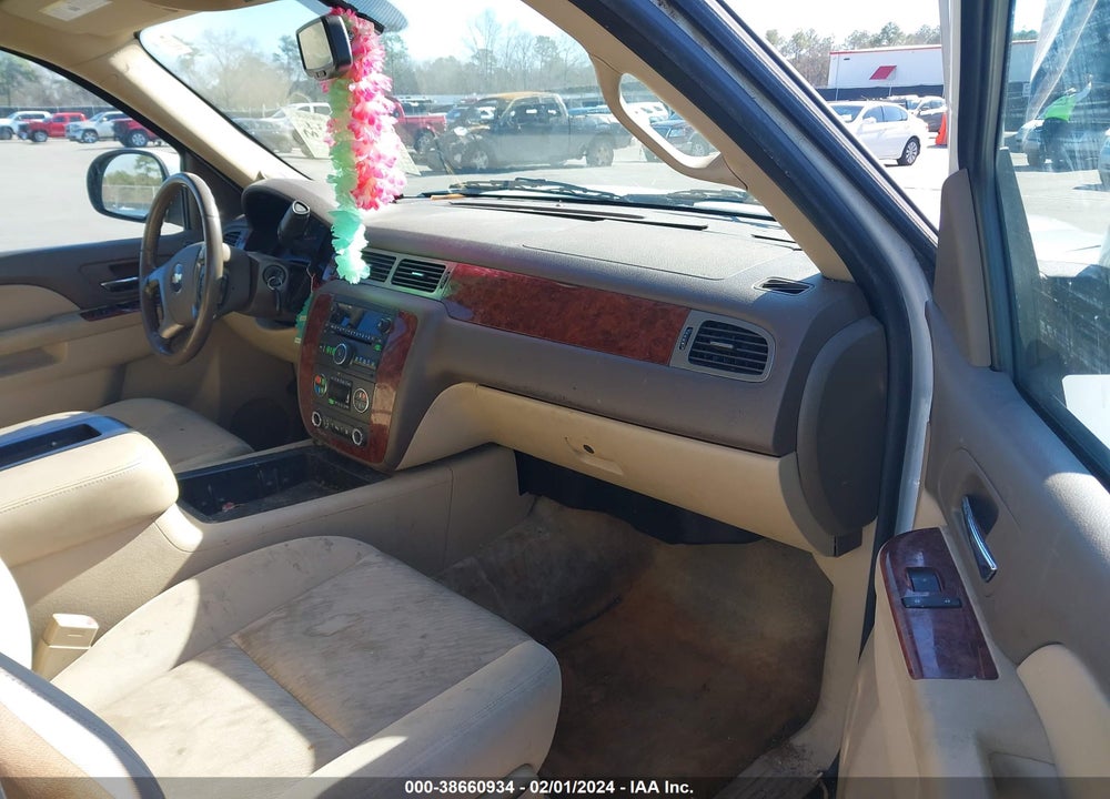 2010 CHEVROLET SUBURBAN 1500 LS VIN: 1GNUCHE07AR133679