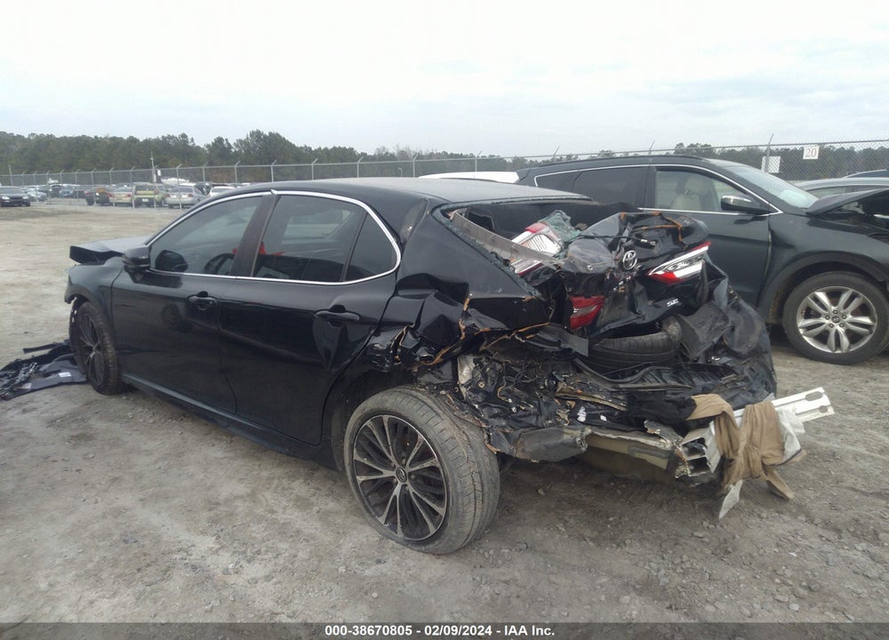 2018 TOYOTA CAMRY SE VIN: 4T1B11HK5JU074974