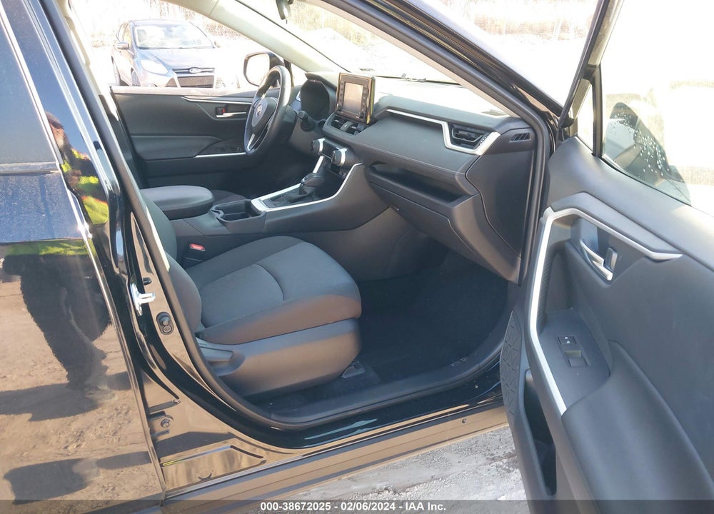 2021 TOYOTA RAV4 XLE VIN: JTMP1RFV7MD077692