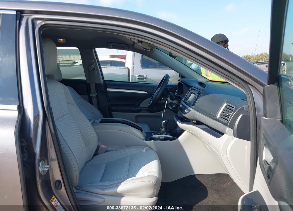 2015 TOYOTA HIGHLANDER LE PLUS V6 VIN: 5TDZKRFH0FS102830