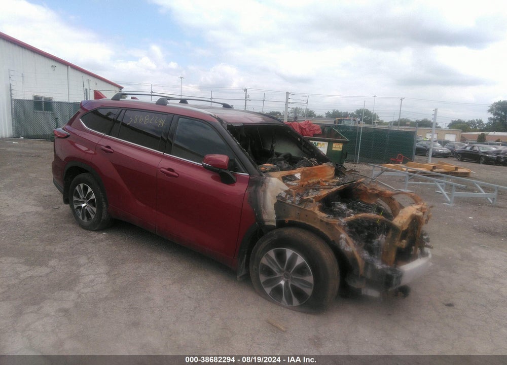 2022 TOYOTA HIGHLANDER XLE VIN: 5TDGZRBH3NS593658