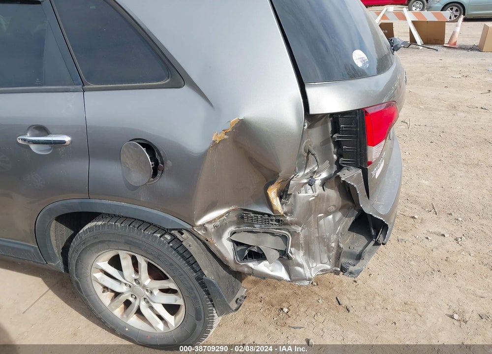 2015 KIA SORENTO LX VIN: 5XYKT3A60FG658084