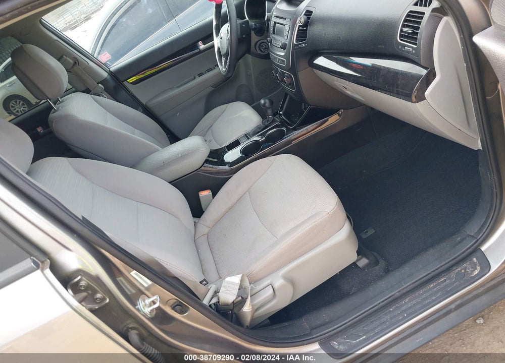 2015 KIA SORENTO LX VIN: 5XYKT3A60FG658084