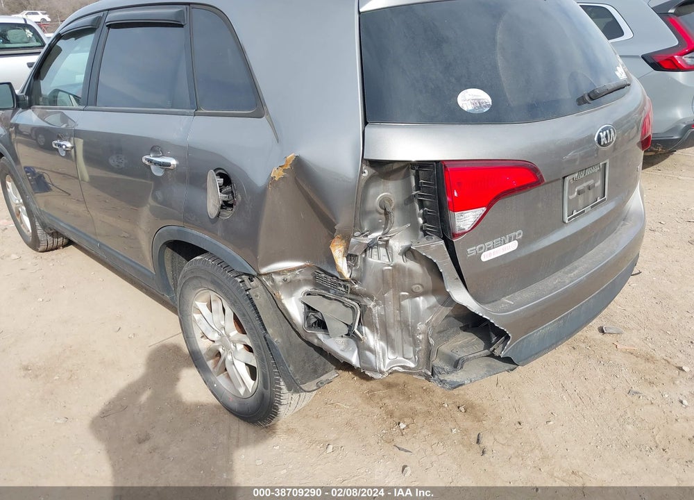 2015 KIA SORENTO LX VIN: 5XYKT3A60FG658084