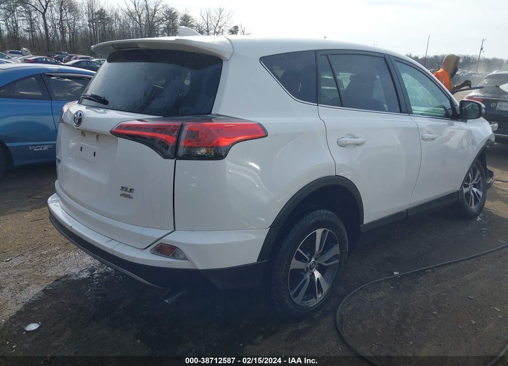 2018 TOYOTA RAV4 XLE VIN: 2T3RFREV5JW803561