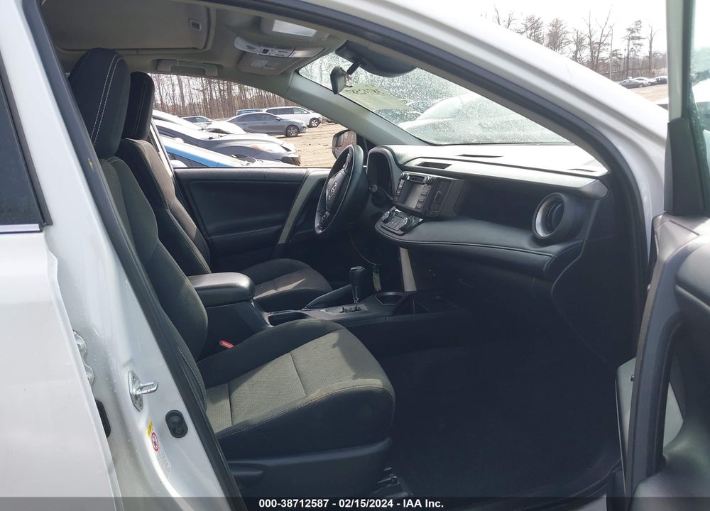 2018 TOYOTA RAV4 XLE VIN: 2T3RFREV5JW803561