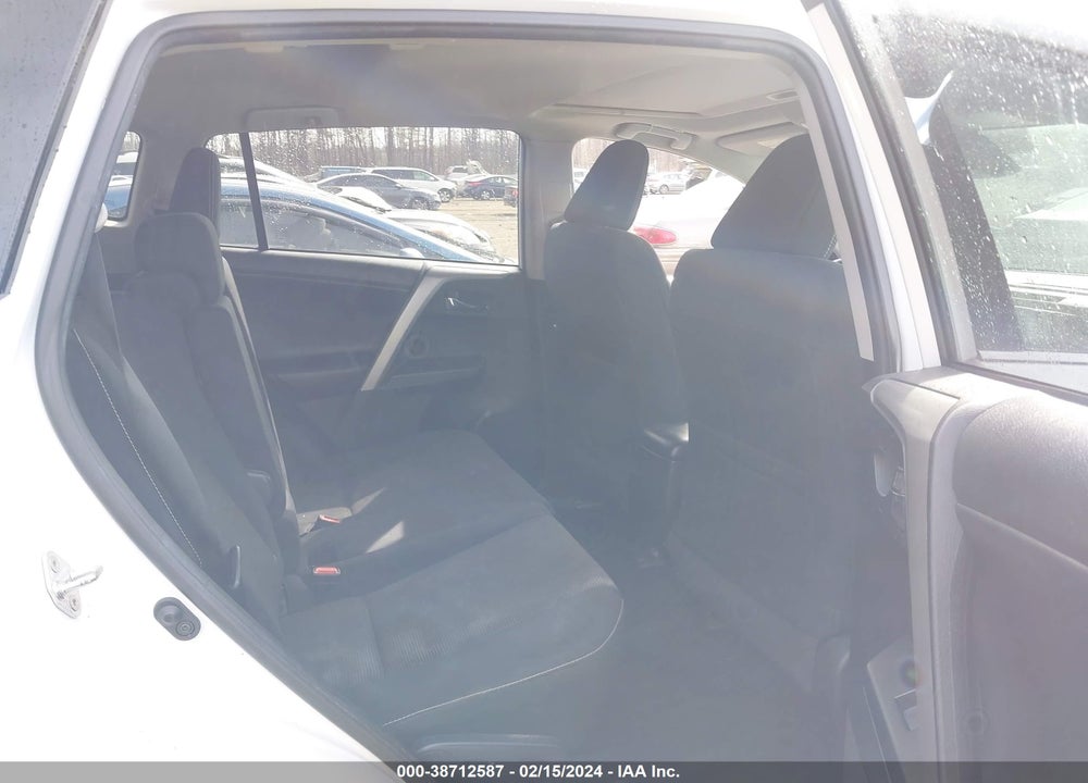 2018 TOYOTA RAV4 XLE VIN: 2T3RFREV5JW803561