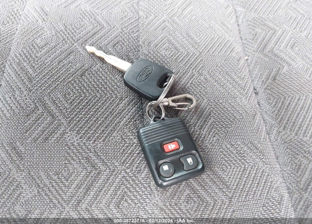 2000 FORD EXPLORER XLT VIN: 1FMZU73EIYZC58977