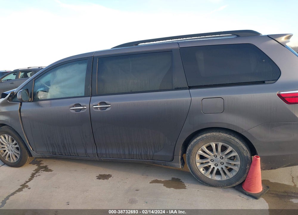 2017 TOYOTA SIENNA XLE 8 PASSENGER VIN: 5TDYZ3DC6HS841795