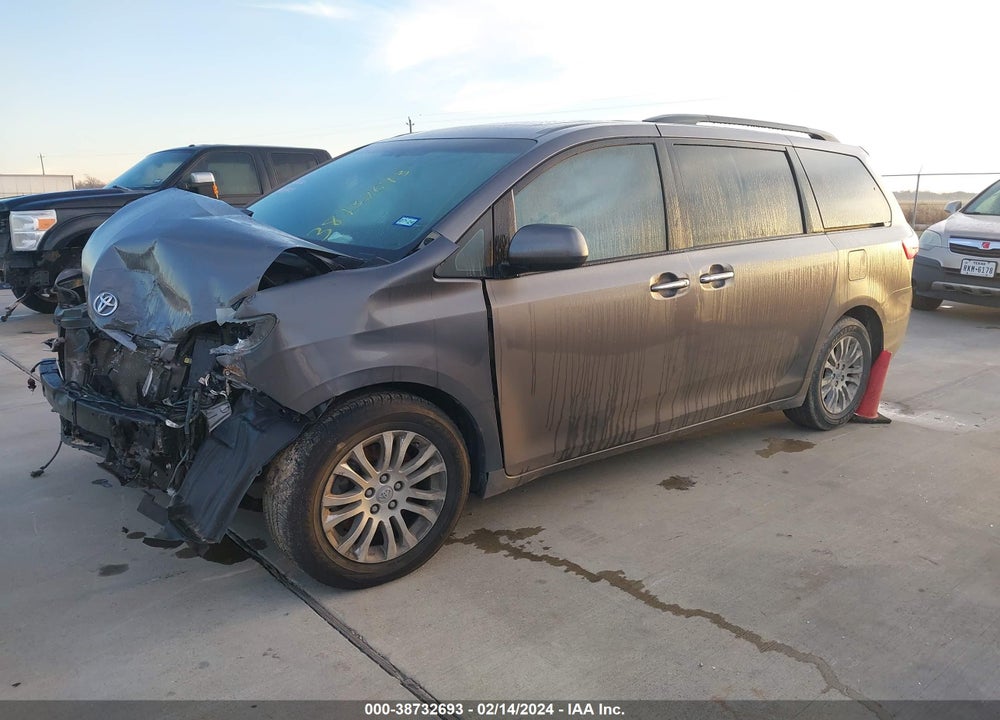 2017 TOYOTA SIENNA XLE 8 PASSENGER VIN: 5TDYZ3DC6HS841795